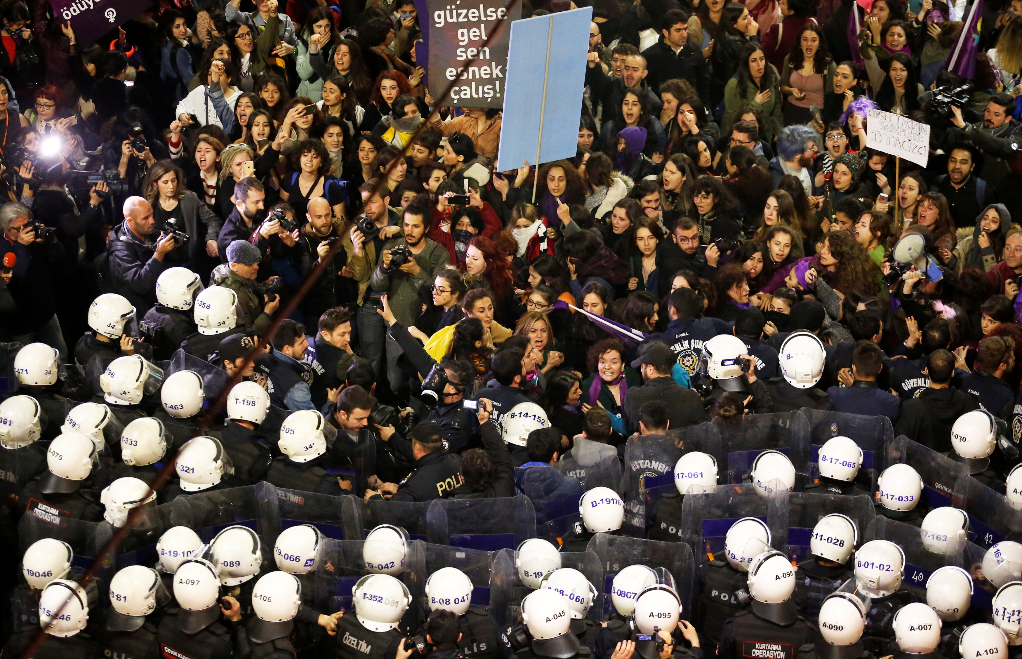 8 Mart Feminist Gece Yürüyüşü Reuters 9.jpg