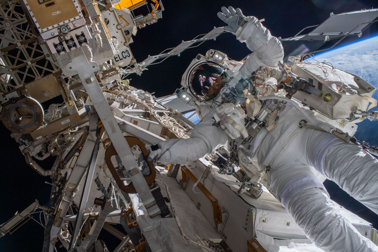 İstasyonda panik: Uzay yürüyüşündeki NASA astronotunun kaskına su doldu
