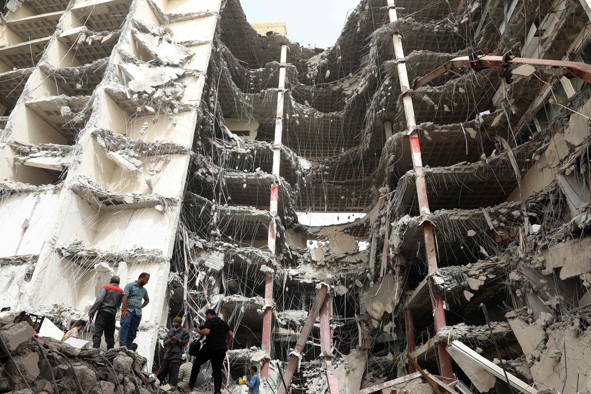 İran'da çöken binada ölü sayısı 14'e yükseldi: Enkaz altında halen 50 kişinin olduğu tahmin ediliyor