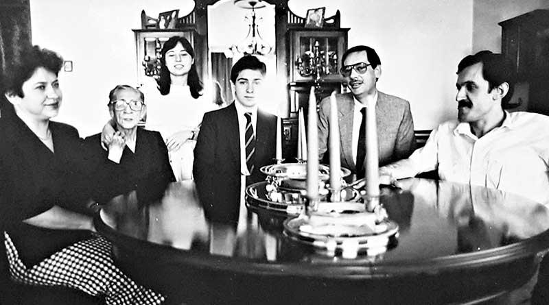 Soldan sağa oturanlar Merhum Başbakan Adnan Menderes'in gelini, eşi, torunu, oğlu ve Lütfü Oflaz….jpg