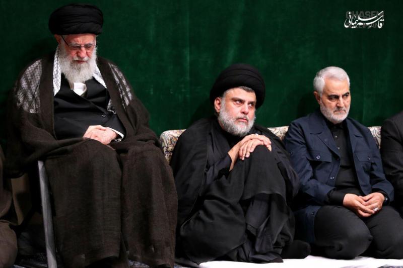 Sadr, Süleymani ve Hamaney arasında oturuyor.jpeg