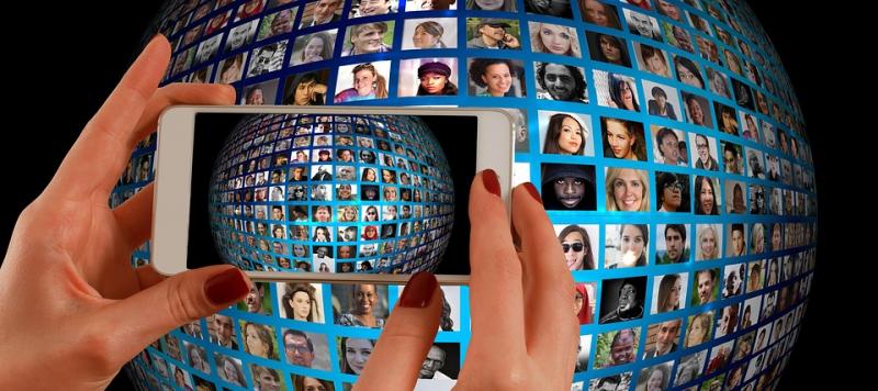 Dünya, yüzler, telefon, teknoloji, sosyal medya. Pixabay.jpg
