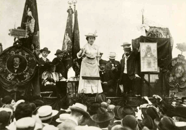 Rosa Luxembourg 1907 yılında Stuttgart kentinde kalabalığa hitap ederken 