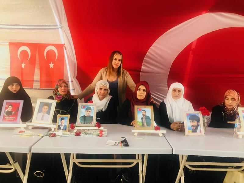Diyarbakır anneleri ile foto 2.jpg