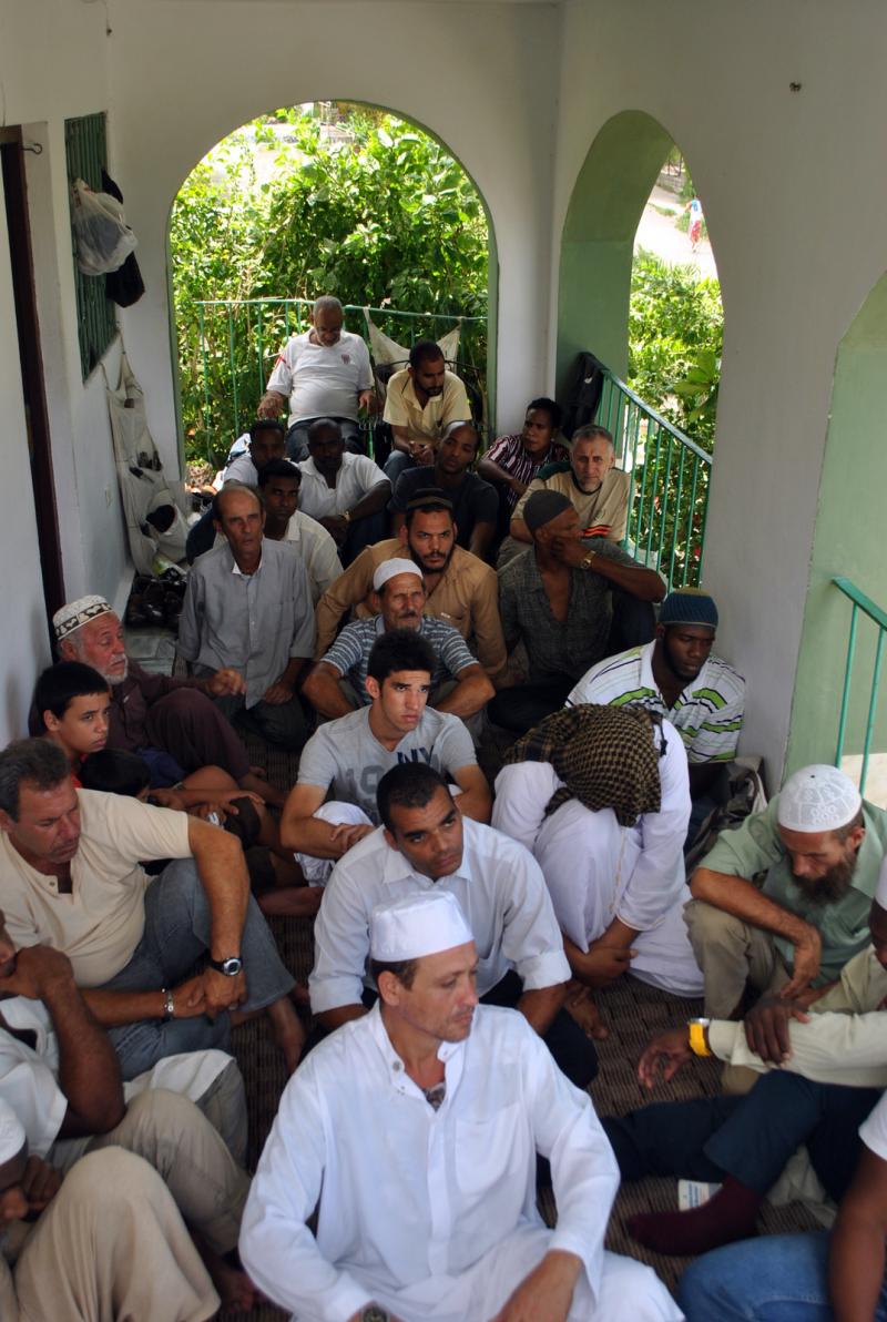 Kübalı Müslümanlar Yahya Pedro'nun evinin balkonunda namazı beklerken.JPG