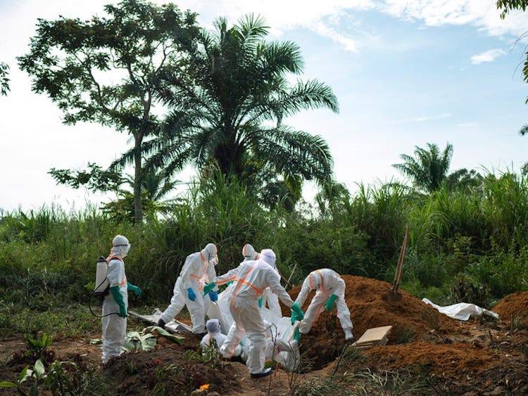 Kongo'da işçiler bir Ebola kurbanını gömüyorlar-AP.jpeg