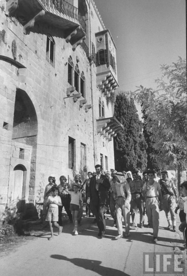Yıl 1958, Kemal Canbulat, Dürzî milisleriyle birlikte yöresindeki bir gösteride- Kaynak-Michael Rougier fotosu, Life dergisi.jpg