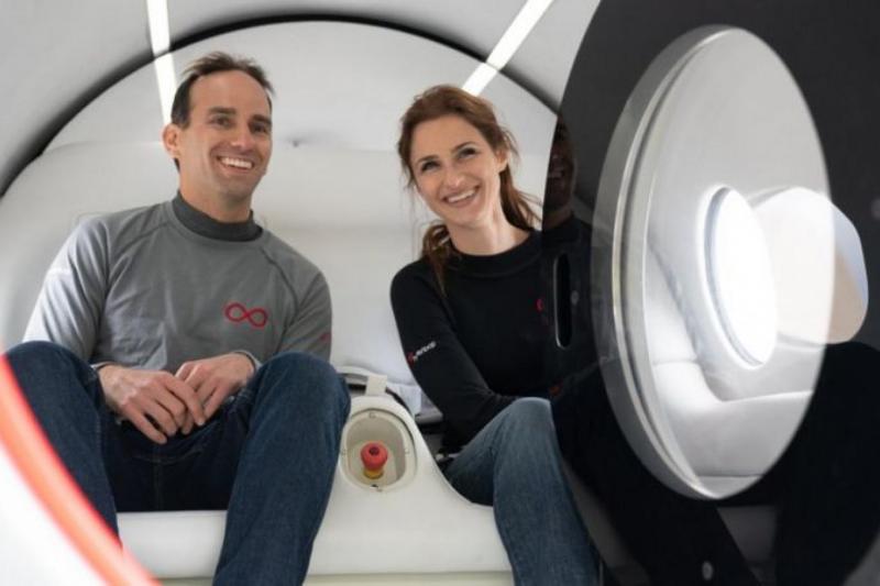 Tarihi Hyperloop denemesine Josh Giegel ve Sara Luchian katıldı (Virgin Hyperloop).jpg