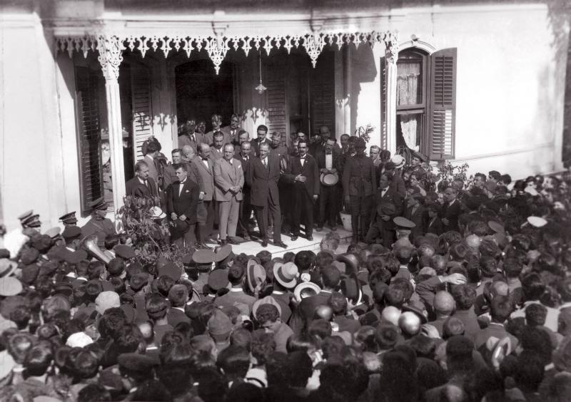 Atatürkün-Bursa-gezisi-Hünkâr-Köşkü-önünde-28-Eylül-1925 mustafakemalim.com_.jpg