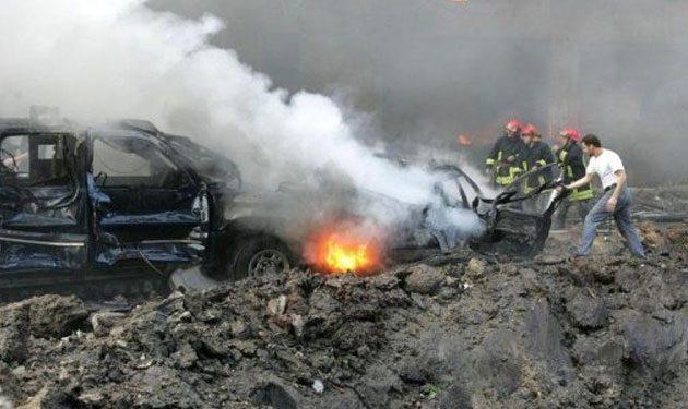 Lübnan Başbakanı Refik Hariri'nin konvoyunun bombalı saldırıya uğradığı bölgeden yükselen dumanlar. (14 Şubat 2005) AFP.jpg