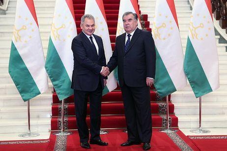 Rusya Savunma Bakanı Sergey Şoygu ve Tacikistan Başkanı İmamali Rahman-Reuters.jpg