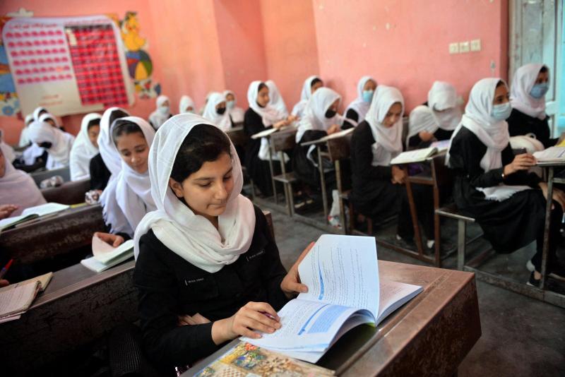 Herat'taki bir okuldaki öğrenci kızlar-9 Mayıs 2021-AFP.jpg