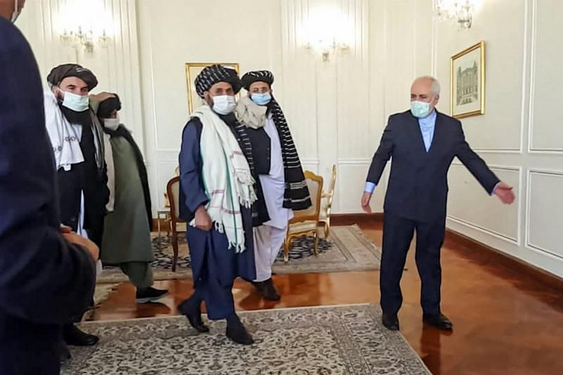 İran Dışışleri Bakanı M, Cevad Zarif, Taliban siyasi temsilcisi Molla Abdulgani Bradar'i aığrlıyor, 31 Ocak 2021, Tahran. AFP.jpg