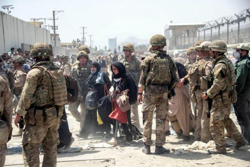 Panik halindeki Afgan siviller, Kâbil havaalanı çevresine akın ediyorlar.jpg