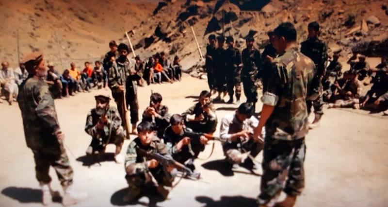 Taliban karşıtı milisler Pençşir'de eğitim sırasında.jpg