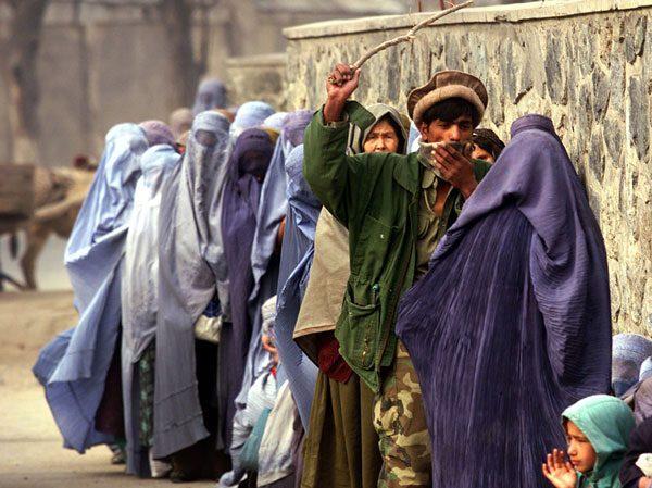 Taliban milisi, kadınları çubukla korkutup denetliyor_.jpg