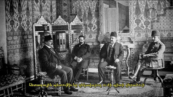 İttihat-ı ve Terakki Cemiyeti'nin üç önemli ismi, soldan sağa Talat Paşa, Cemal Paşa,(…),Enver Paşa.png