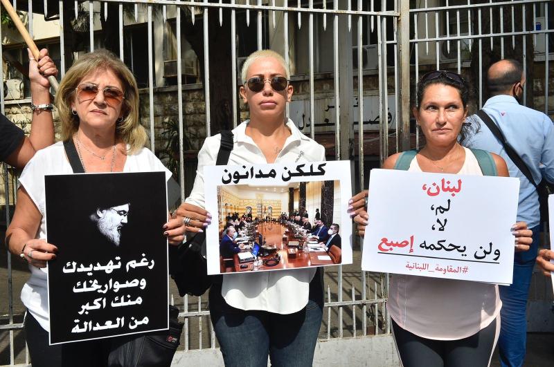 Adalet Sarayı önünde, azledilmesi istenen Başsavcı Tarık Bitar'a destek verip Hizbullah liderini protesto eden Beyrutlu göstericiler. Foto-Husam Şabro .jpg