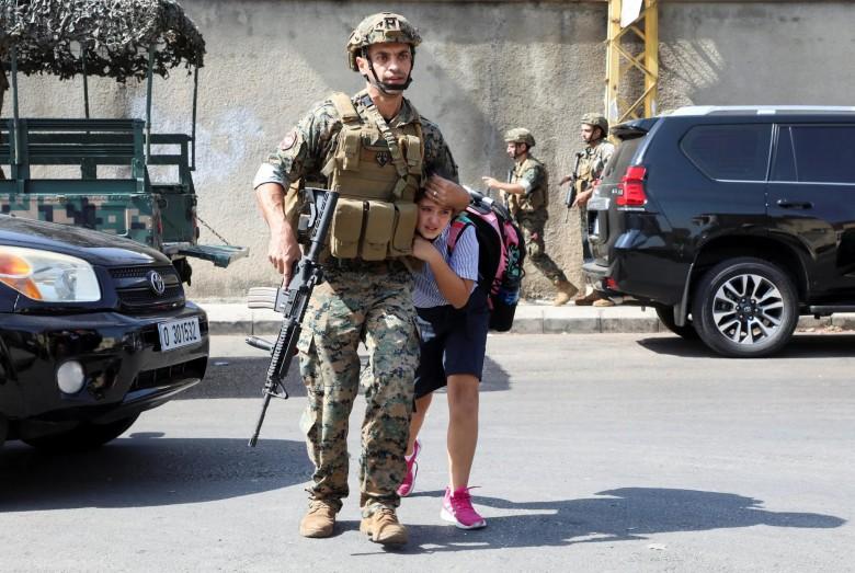 Çatışmalar sırasında genç kızı öğrenciye himaye edip yardımcı olan Lübnanlı asker-Foto-Reuters.jpg