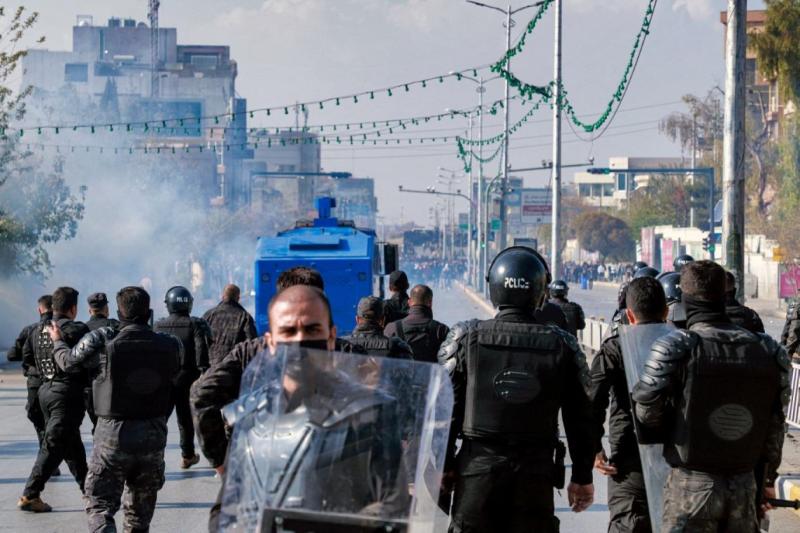 Asayiş kuvvetleri Süleymaniye'de öğrenci protestolarını önlemeye çalışıyor. Fotoğraf-AFP.jpg