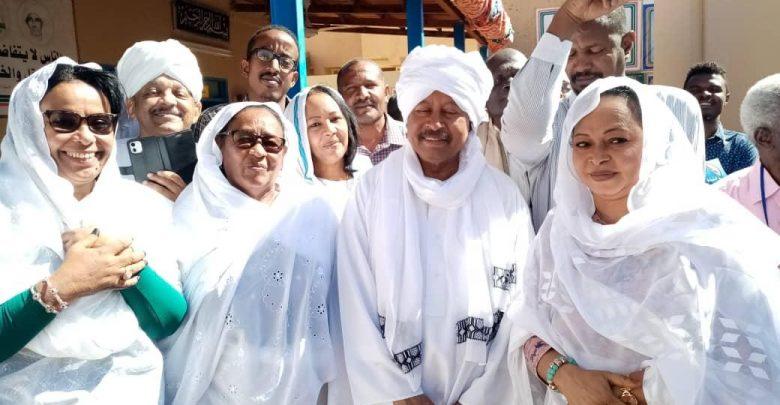 Sudan eski Başbakanı Abdullah Hamduk ile Cumhuriyet Partisi kadınları, idam edilen M. M. Taha'nın birlikte anıyorlar-Kaynak-top4top.io_.jpeg