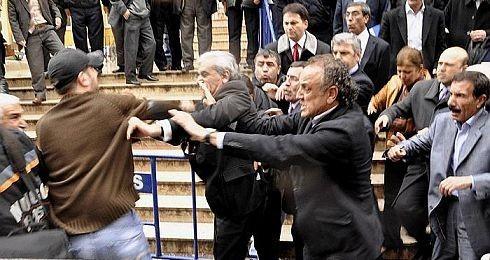 12 Nisan 2010. Ahmet Türk'e Samsun'da yumruklu saldırı. Kaynak- BİA.net_.jpg