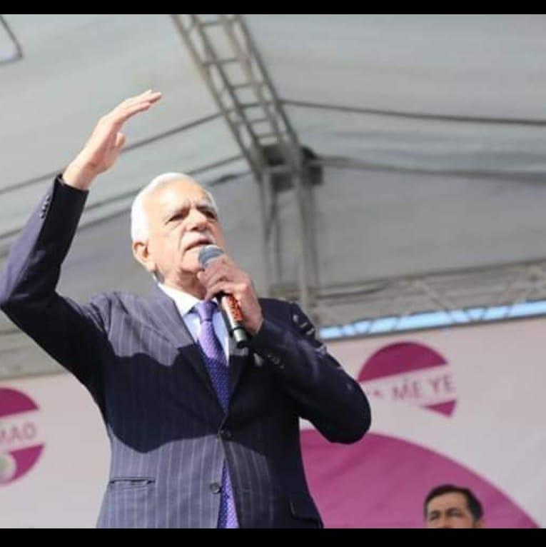 Ahmet Türk, bir miting konuşmasında. Kaynak-Şêbî aşireti sitesi.jpg