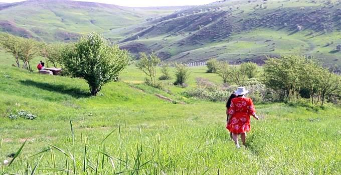 Çiftlikte çeşme başına yürüyüş. Kaynak-Karlıova gazetesi.jpg