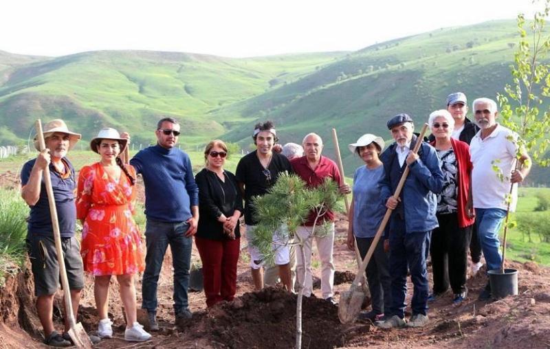 Gezi katılımcılarının çiftlik arazisinde kendi adlarına ağaç dikme faaliyeti, yerel Bingöl Sürmanşet sitesinde yayınlandı_.jpg