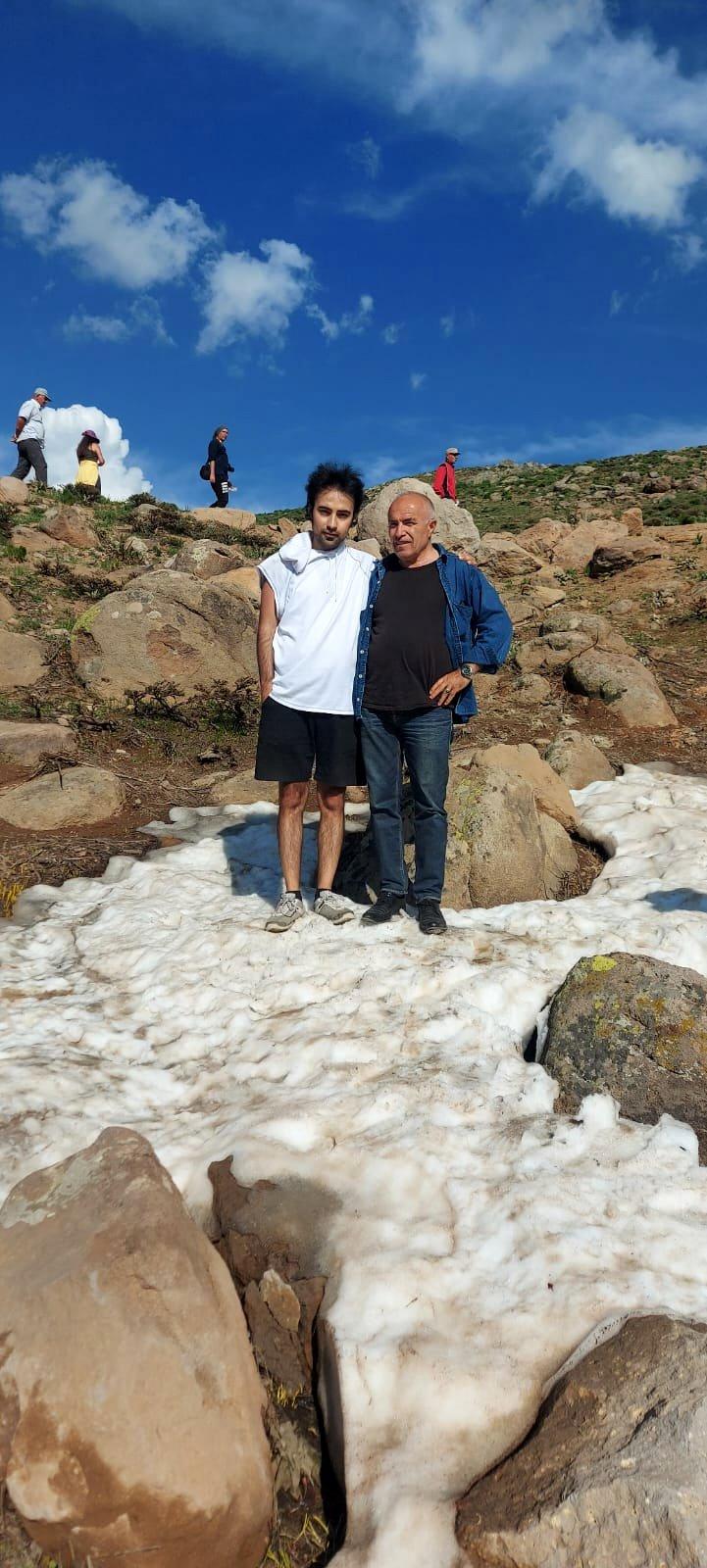 İzmir'den katılan baba Feyzullah ile oğlu Ozan, tepedeki kar kalıntısı üzerinde.jpg