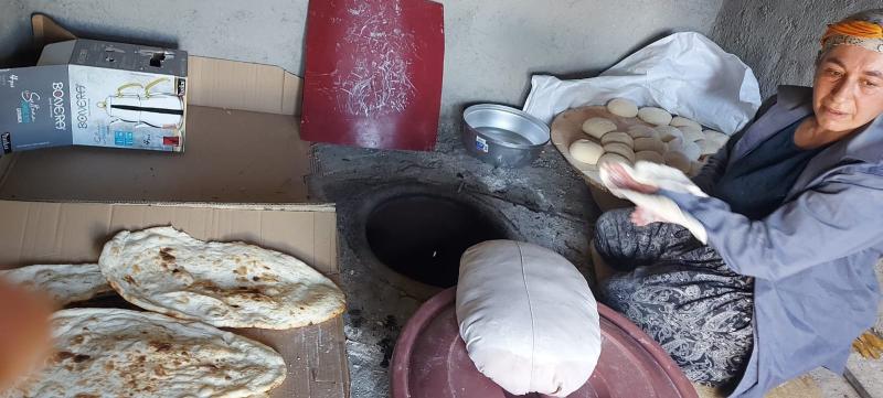 Tandır damında köy ekmeği pişiren Hanım isimli kadın.jpg