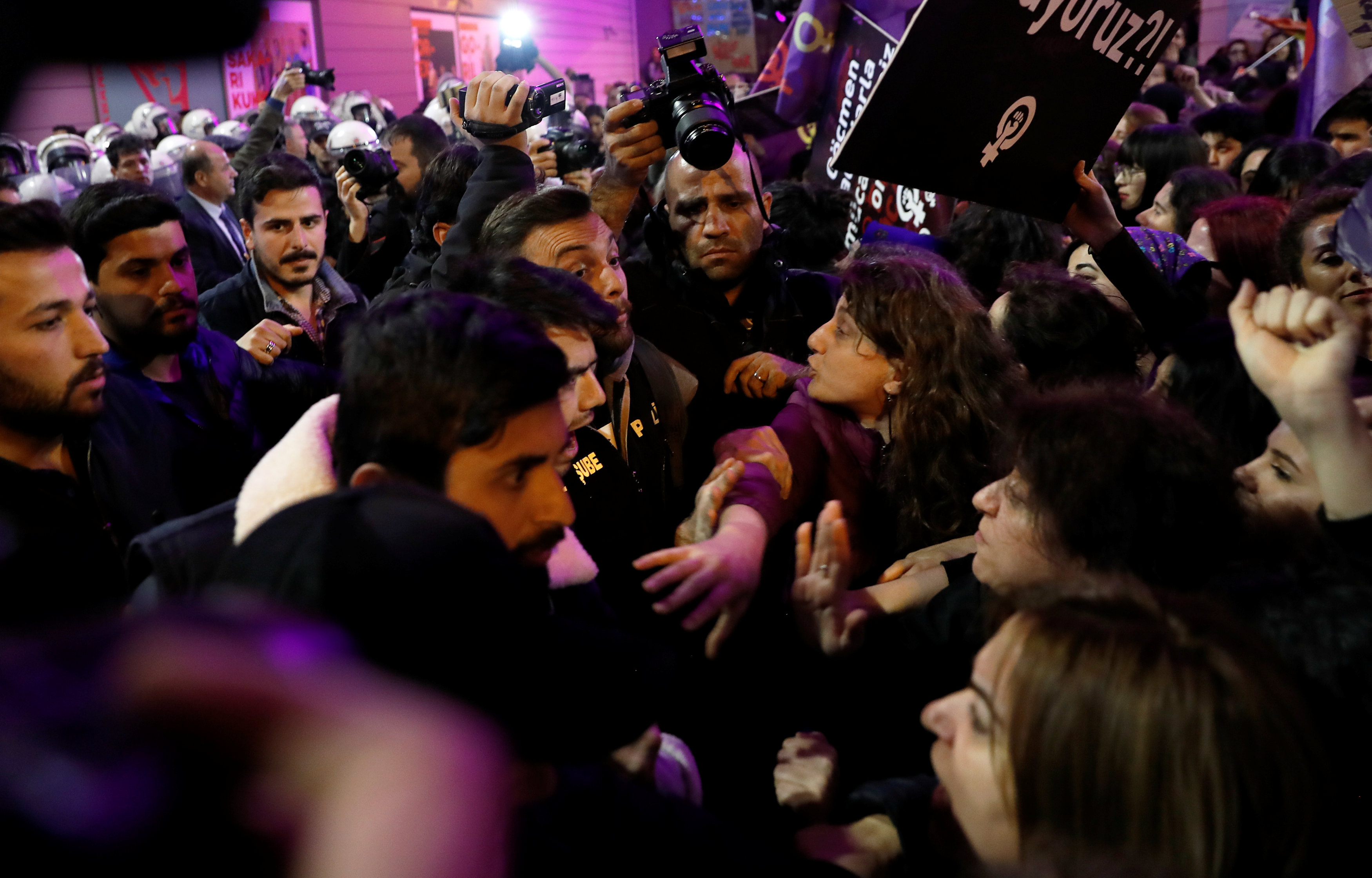 8 Mart Feminist Gece Yürüyüşü Reuters 4.jpg