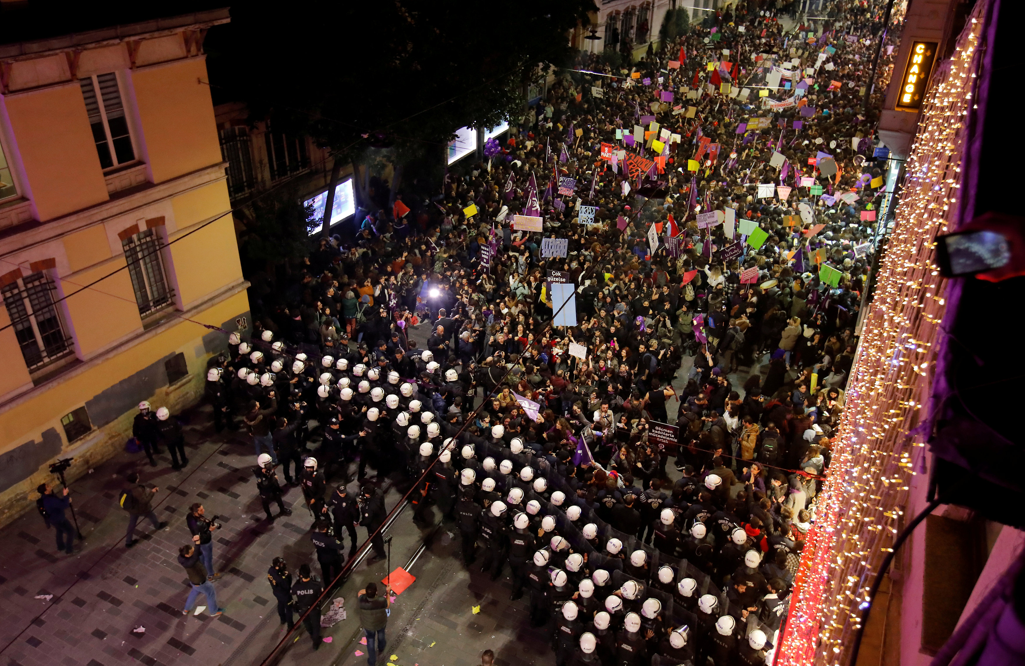 8 Mart Feminist Gece Yürüyüşü Reuters 10.jpg